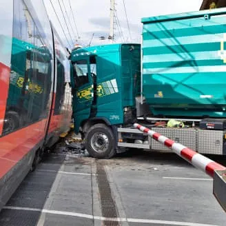VU-LKW-Bahn-in-Kitzbuehel